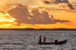 por do sol rio caravelas pescador
