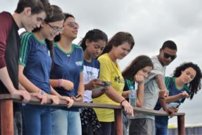 alunos visita tanque reserva de comboios