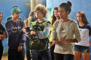 alunos atentos visita rebio comboios