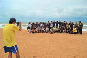 grupo de alunos visita praia de regencia