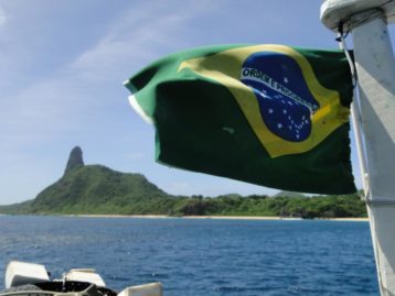 bandeira do brasil na praia do americano