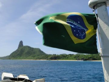 bandeira do brasil na praia do americano
