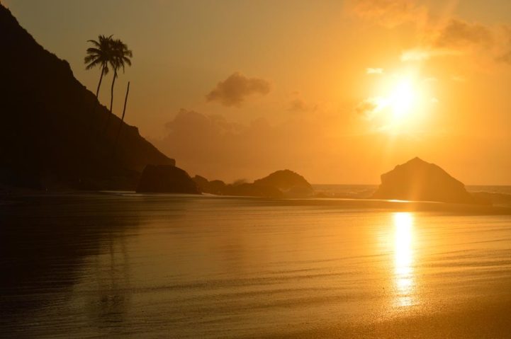 por do sol visto da praia noronha