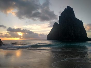 dois irmaos no por do sol