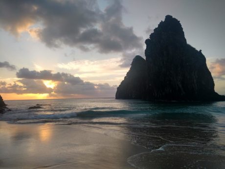 dois irmaos no por do sol