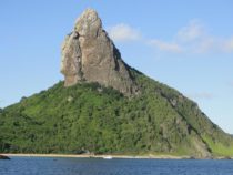 morro do pico visto do mar noronha