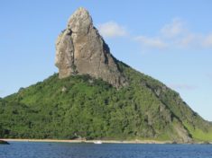 morro do pico visto do mar noronha